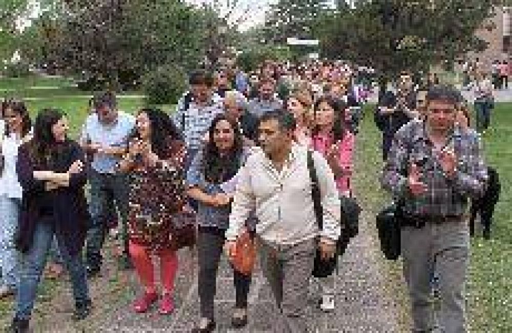 Intimada por Trabajo, Aturc levant� el paro y liber� la Universidad