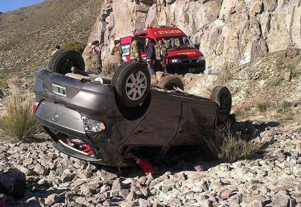 Cami�n perdi� la carga y se produjo el vuelco de un auto