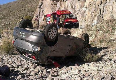 Cami�n perdi� la carga y se produjo el vuelco de un auto
