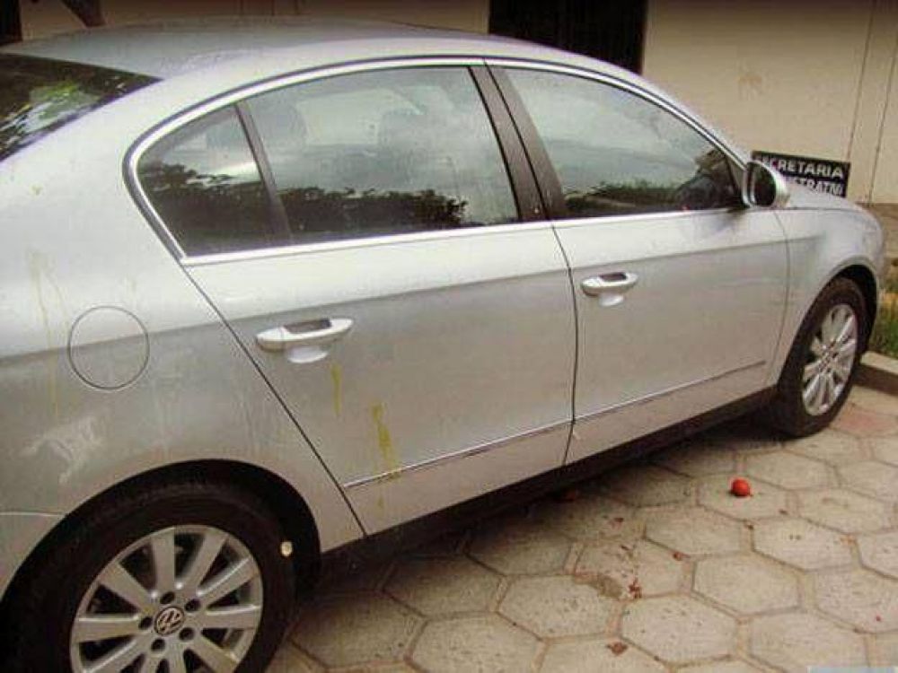 El auto de Daniel Filmus recibi� tomatazos en el ingreso a la FACSO