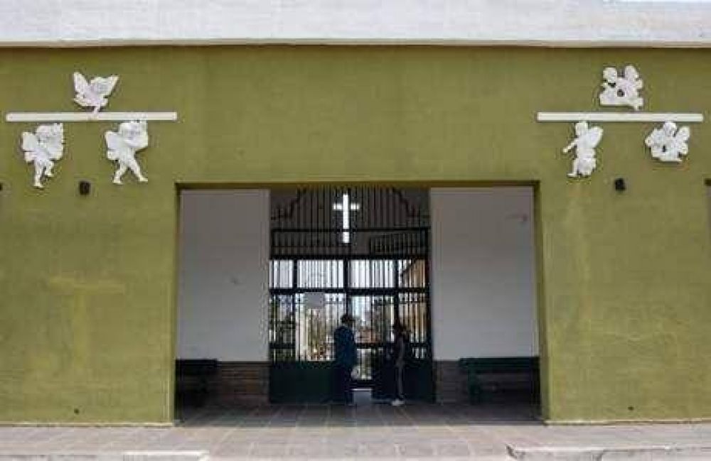 Un auto se incrust� en el frente del Cementerio del Rosario