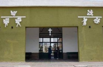 Un auto se incrust� en el frente del Cementerio del Rosario