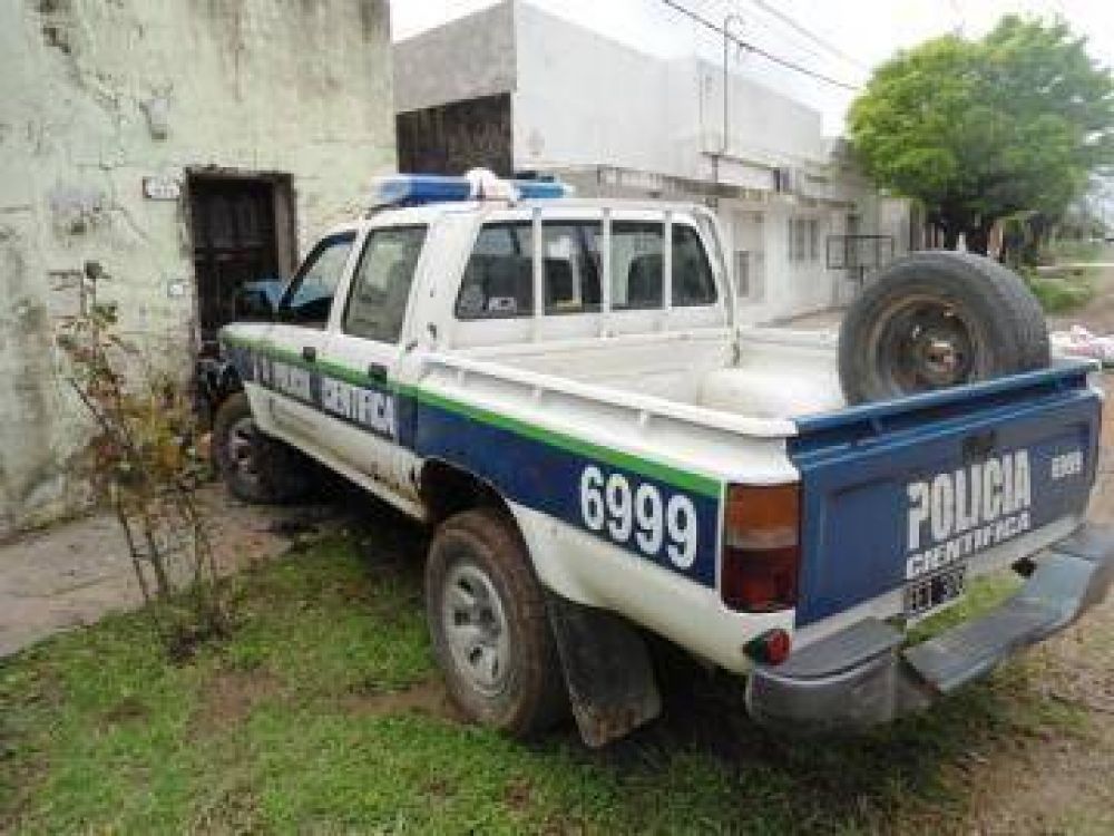 M�vil policial choc� contra el frente de una vivienda