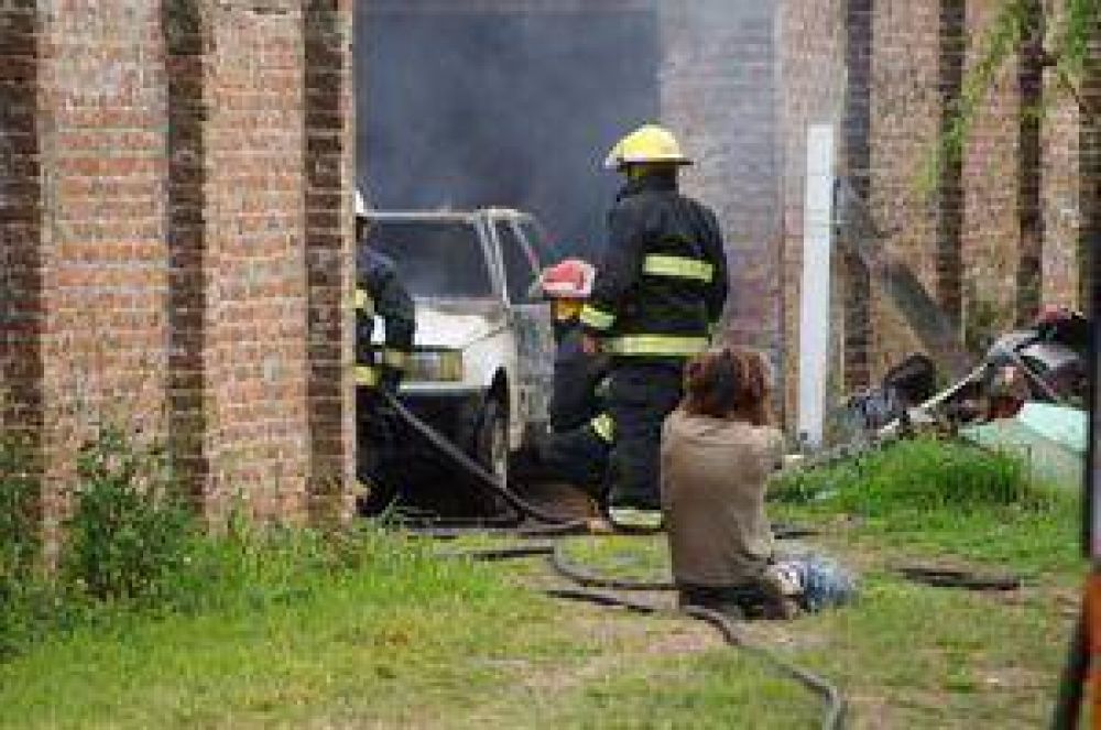 Un auto destruido por incendio en un taller