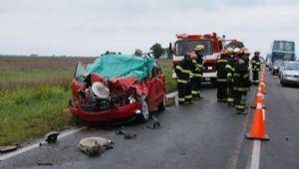 Chocan un auto y un tractor y mueren dos personas en el acto