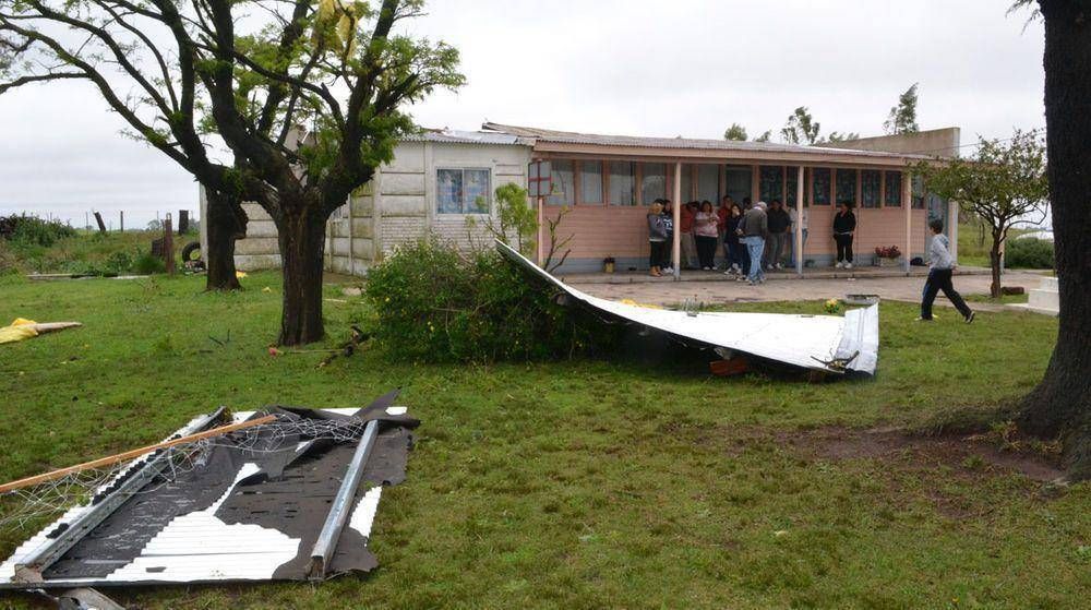El temporal caus� la voladura del techo de la Escuela N� 39