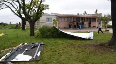 El temporal caus� la voladura del techo de la Escuela N� 39