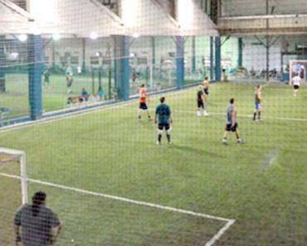 Roban un complejo de f�tbol 5 donde hab�a 100 personas