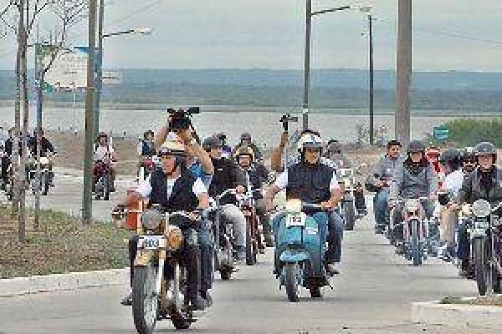 El Amerian Carlos V alberg� al Rally de Motos Antiguas