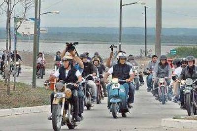 El Amerian Carlos V alberg� al Rally de Motos Antiguas