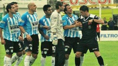  Sarmiento puso de rodillas a un Atl�tico descontrolado