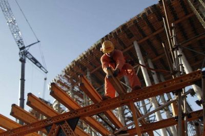 El empleo cae en el sector privado y sube en el Estado industria manufacturera