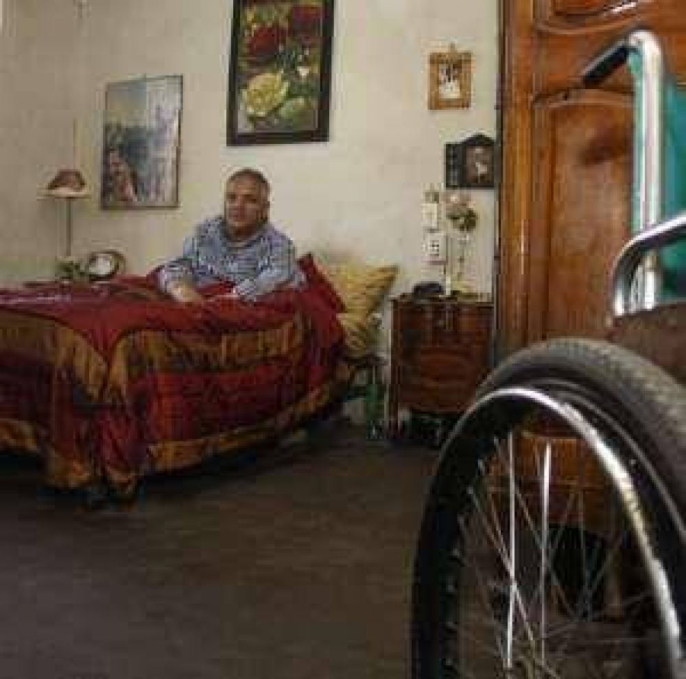 Casi un a�o en cama por no tener una silla especial