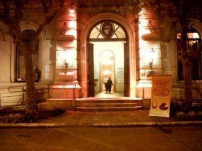 Iluminaron la Municipalidad contra el c�ncer de mamas