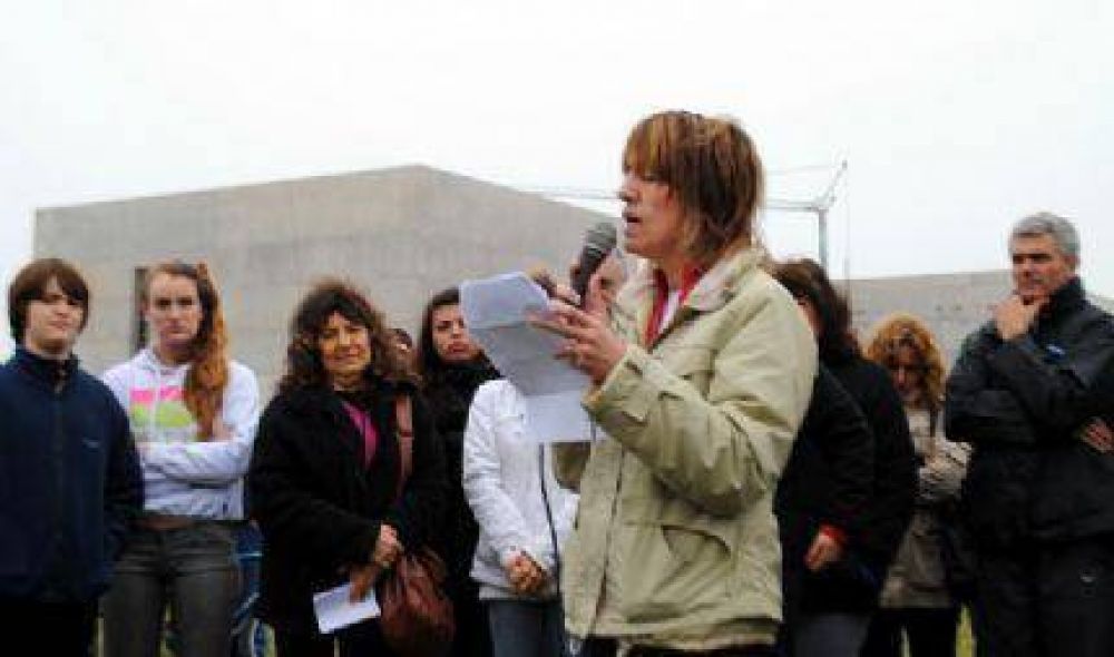 �Una democracia no divide para reinar, y si la Reina y su corte est�n aburridos, que vengan a jugar a la plaza, que es de todos�