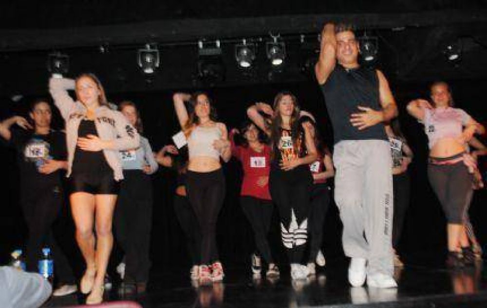 Cientos ochenta bailarinas se presentaron al casting de Marcelo Iripino en el Teatro Victoria