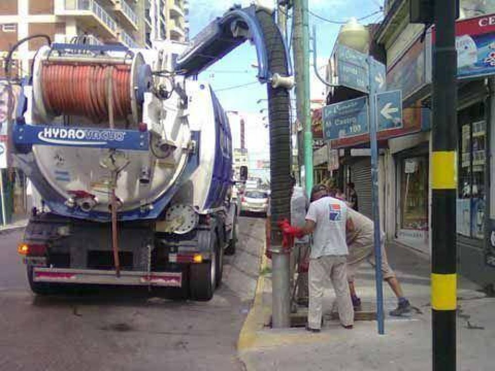 Limpian bocas de tormenta en 40 cuadras de Lomas Centro y Oeste