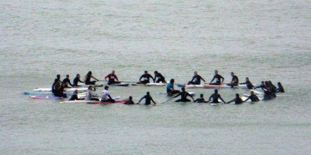 Finaliz� la Semana de la No Violencia con un abrazo marino en Playa Varese