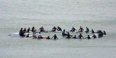 Finaliz� la Semana de la No Violencia con un abrazo marino en Playa Varese