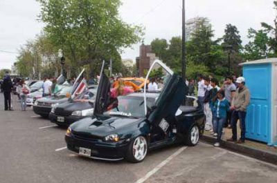Con una gran muestra de autos tuning y de colecci�n comenzaron los festejos 