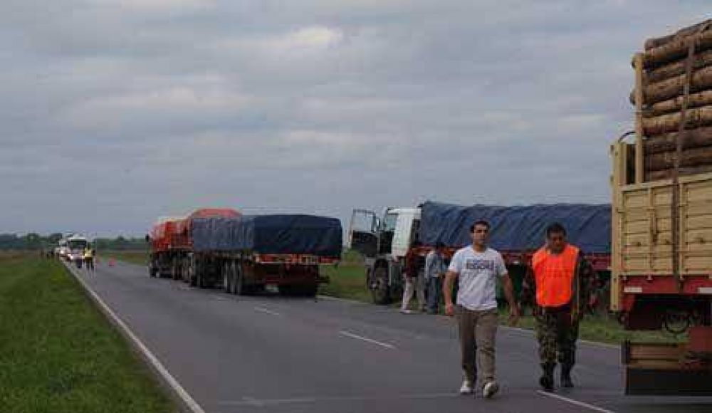 Complicaciones en la ruta 5 por un vuelco y un despiste 