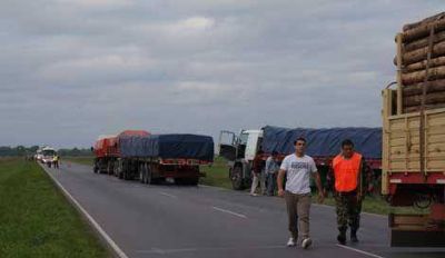 Complicaciones en la ruta 5 por un vuelco y un despiste 