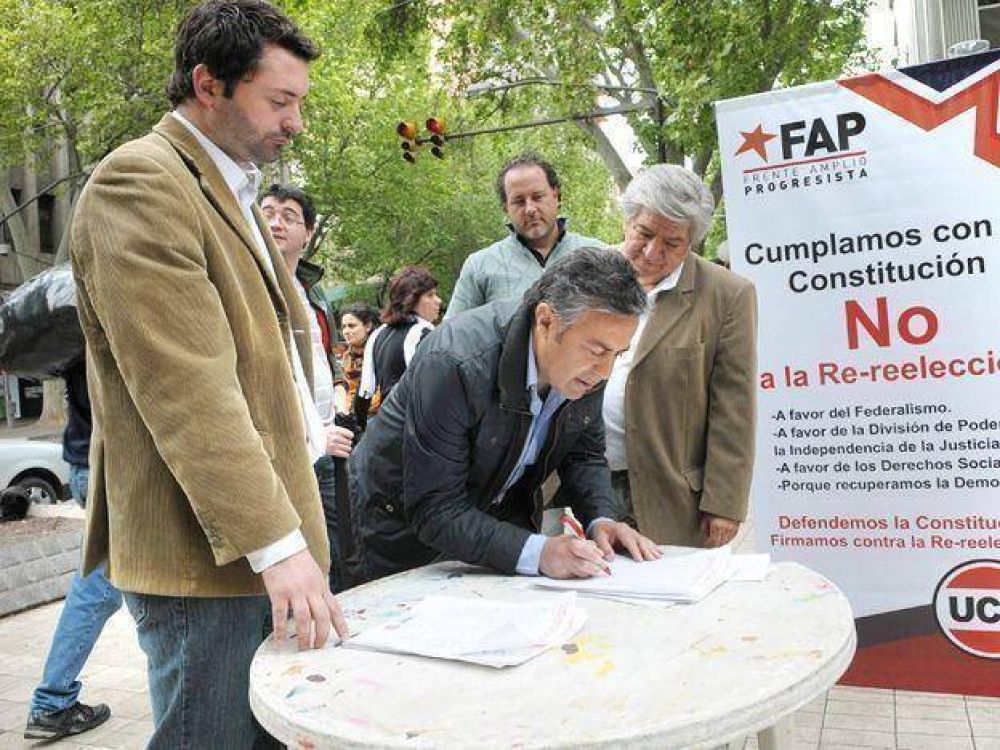 P�rez apuesta a la divisi�n de la UCR para lograr modificar la Constituci�n