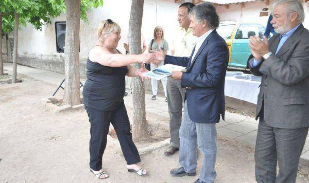 El gobierno entreg� documentaci�n de propiedad de 50 viviendas en barrio Julio Cesar Corzo