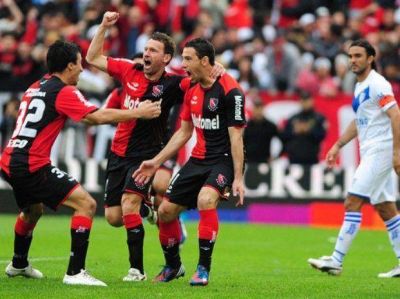 Newell's fue r�pido y furioso ante V�lez y ahora disfruta como �nico puntero