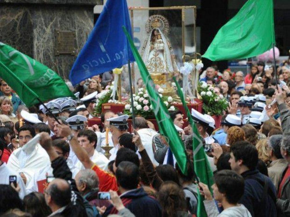 La ciudad festej� su d�a y cientos de fieles evocaron a la Virgen