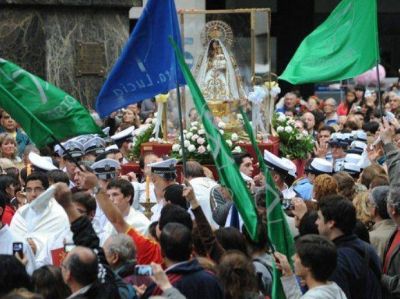 La ciudad festej� su d�a y cientos de fieles evocaron a la Virgen