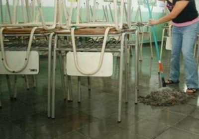 Alumnos de primaria deben limpiar sus salones ante la falta de porteros
