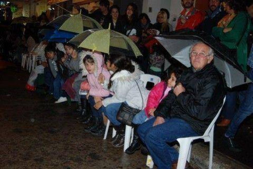 El mal tiempo arruin� el 53� desfile de Carrozas Estudiantiles de Gualeguaych�