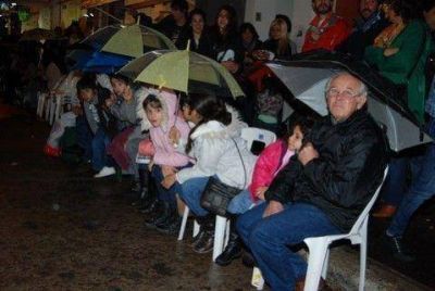 El mal tiempo arruin� el 53� desfile de Carrozas Estudiantiles de Gualeguaych�