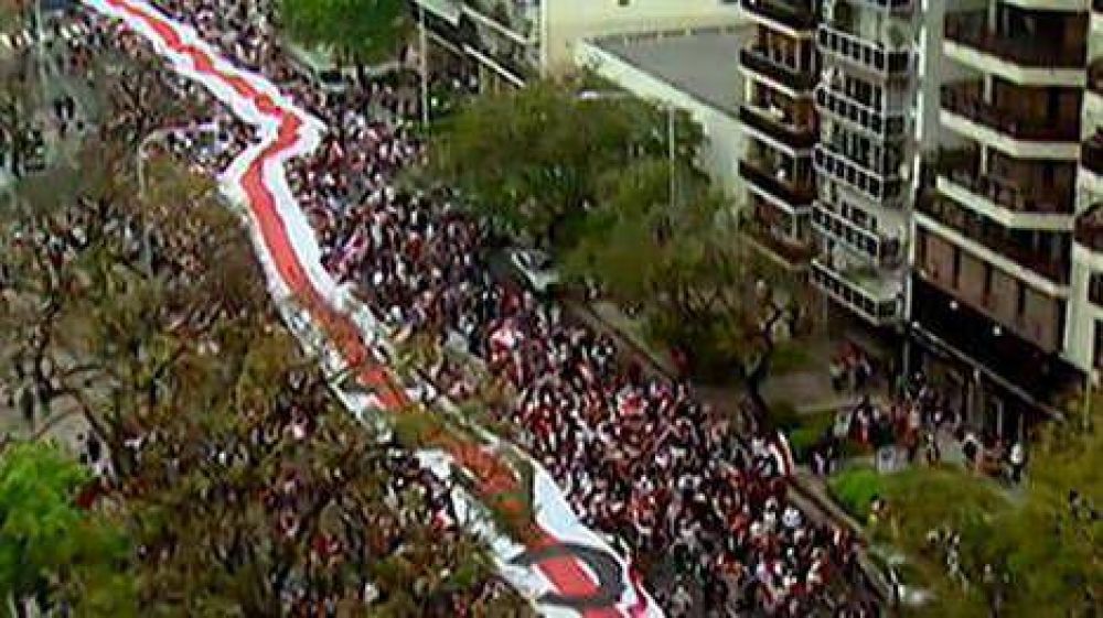 Una multitud acompa�a a la bandera m�s larga del mundo
