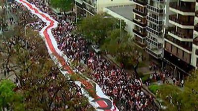 Una multitud acompa�a a la bandera m�s larga del mundo