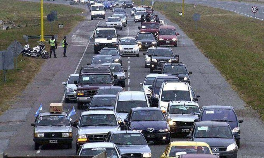 Vecinos de Quequ�n cortan la Autov�a 2 en Dolores en la vuelta del fin de semana largo