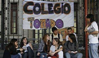 Las tomas de escuelas continuar�n al menos hasta ma�ana