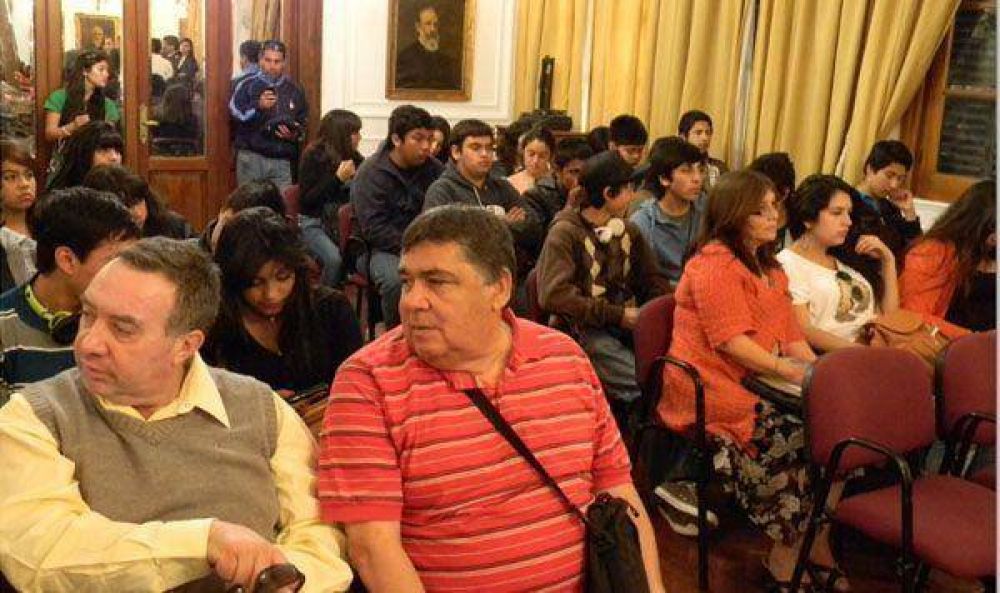 "El gobierno de La Rioja se hace garante de la educaci�n, entregando las herramientas de los alumnos"