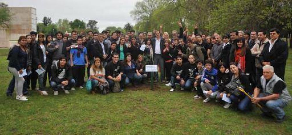 El Vicegobernador junto a j�venes catamarque�os homenajearon a Per�n