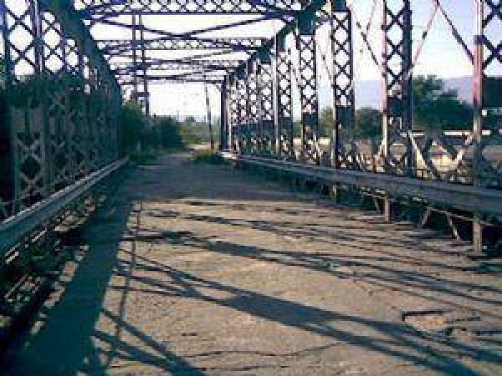 Hist�rica reparaci�n del viejo paso de Tres Puentes