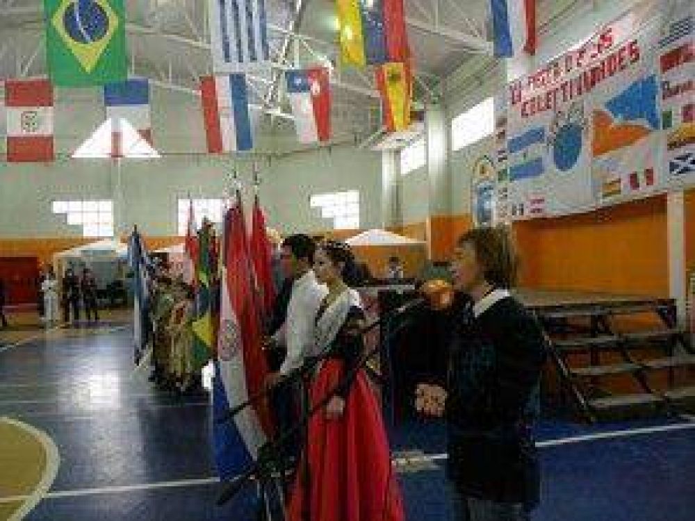 La Gobernadora Fabiana R�os asisti� a la apertura de la Feria de las Colectividades