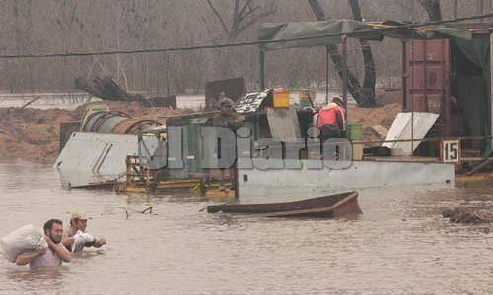 Hay 40 evacuados por la crecida del R�o Luj�n