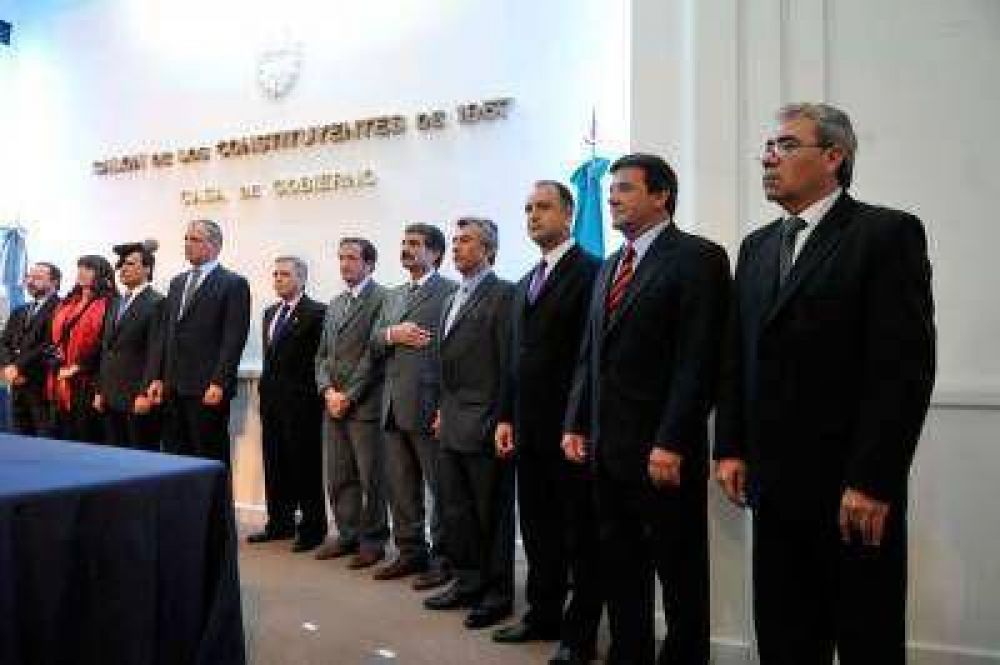 Buzzi les tom� juramento a cinco nuevos funcionarios