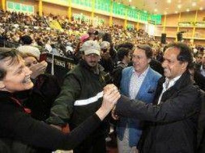 Scioli entreg� escrituras en Almirante Brown sin referencias al triunfo de Ch�vez