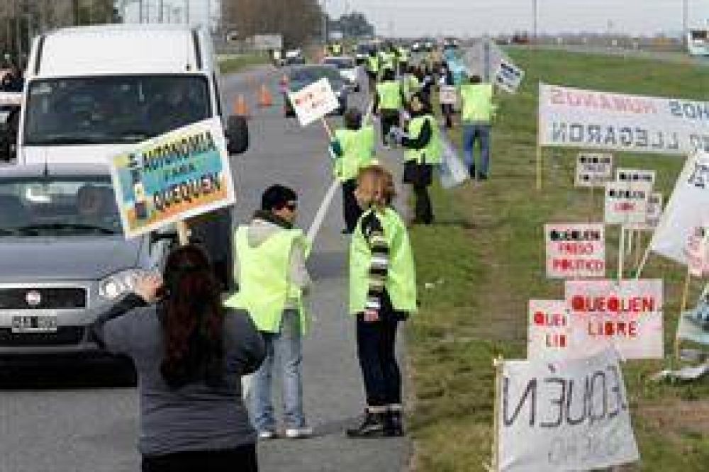 Protesta de vecinos de Quequ�n complicaron el �xodo tur�stico
