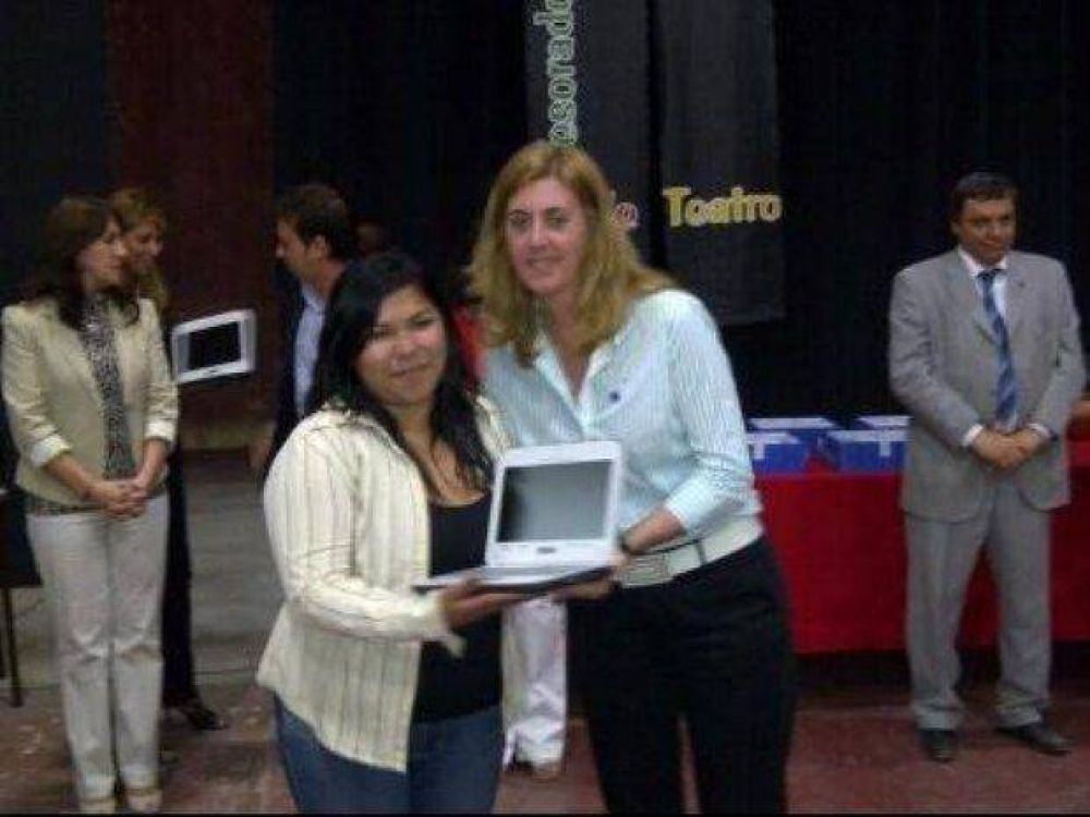 Alumnos del Scalabrini Ortiz y del Tello recibieron netbooks