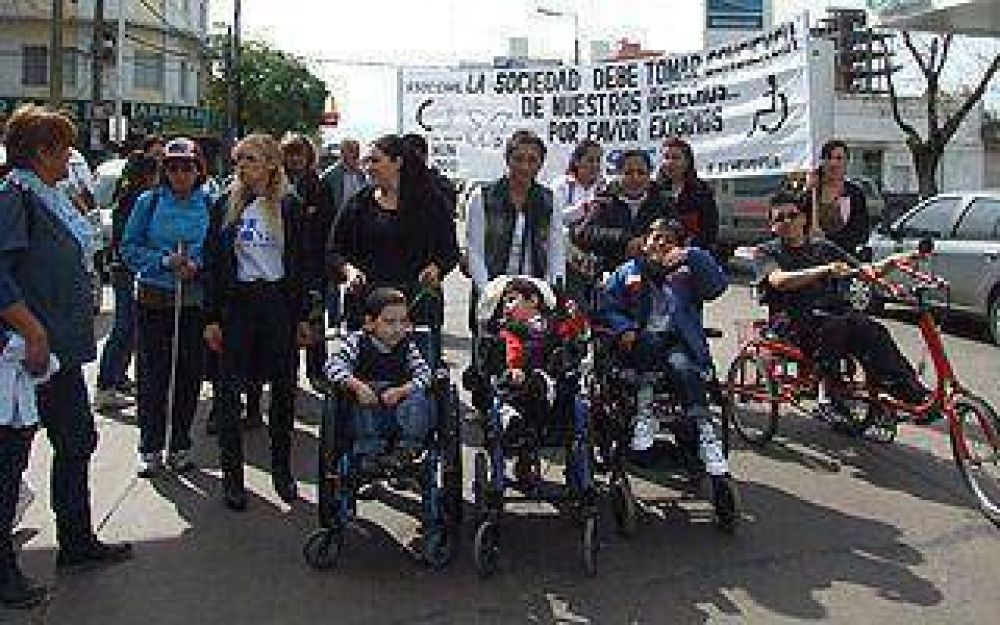 ECHEVERR�A: �Cambio de Mente� contin�a con la cruzada por calles en buen estado