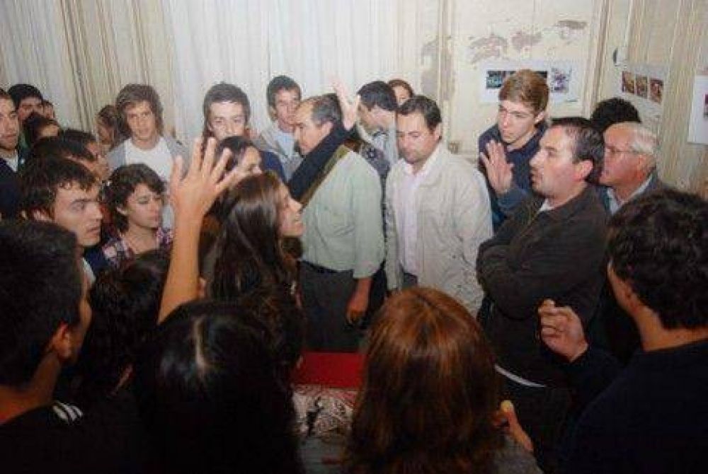 Entre gritos e insultos definieron volver a desfilar las Carrozas de los estudiantes