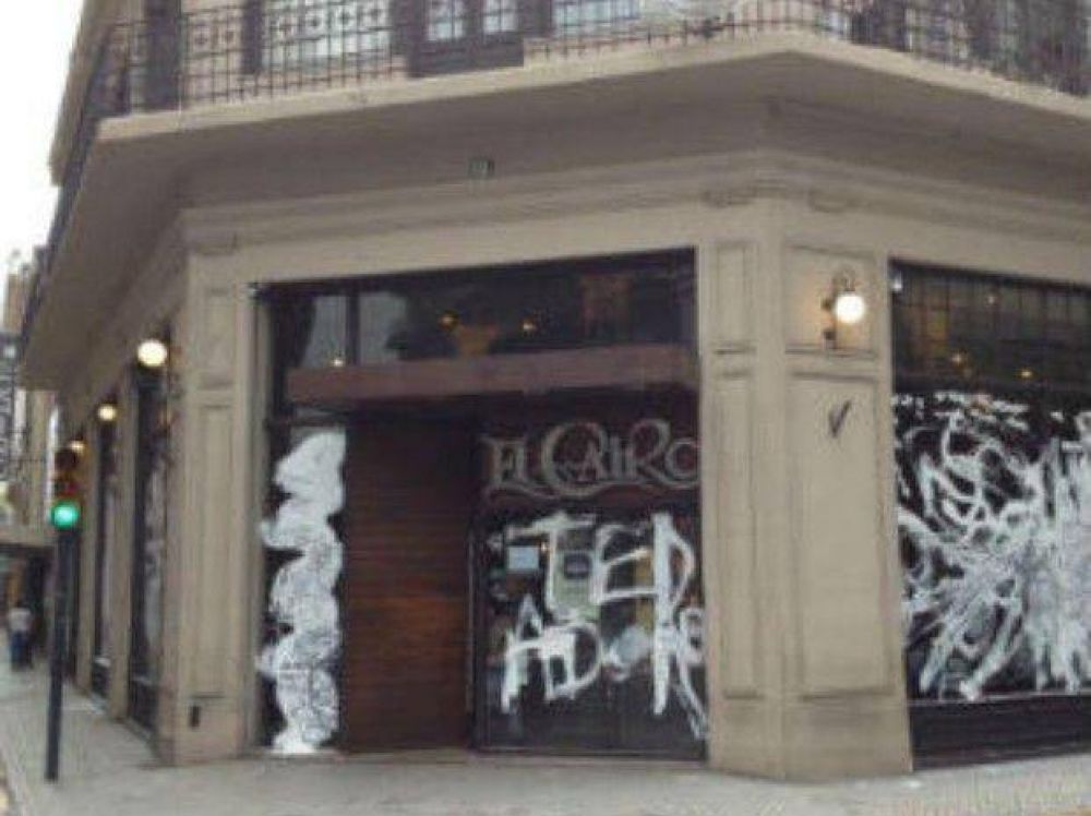 La intervenci�n art�stica en las vidrieras del bar El Cairo desat� la pol�mica en Facebook
